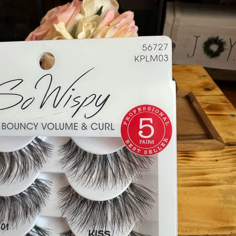 KISS So Wispy Lashes Full, Bouncy Volume and Curl - Picture 4 of 5
